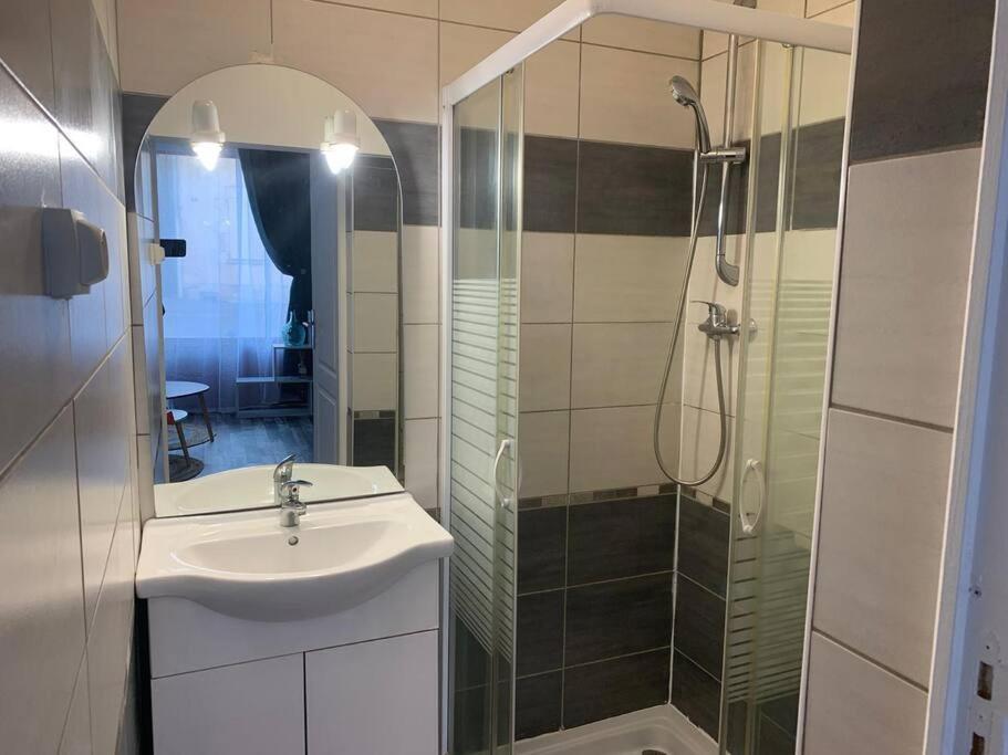 Appartement Avec Cours Gien Extérieur photo