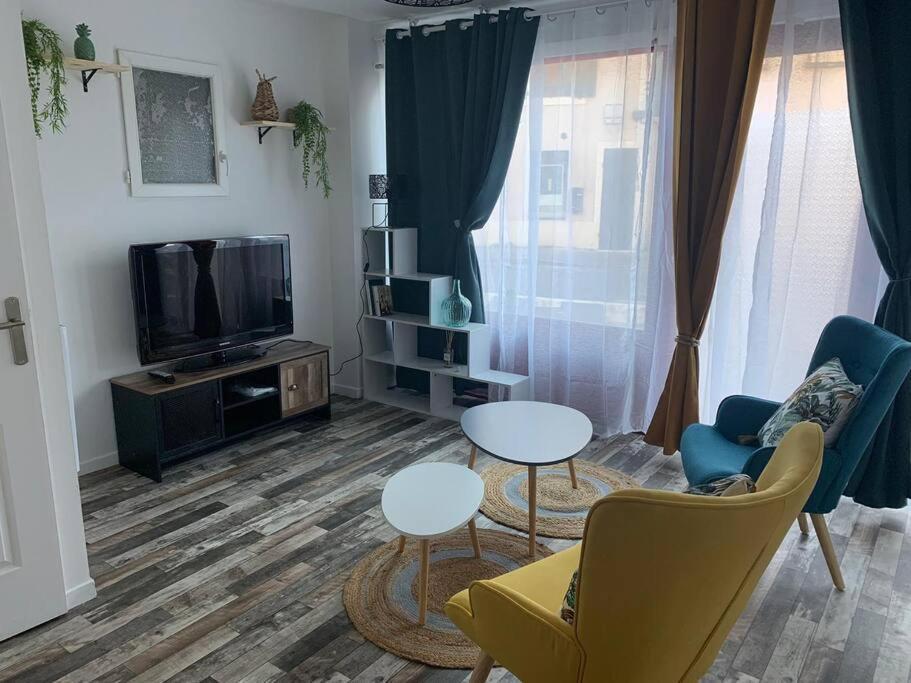 Appartement Avec Cours Gien Extérieur photo